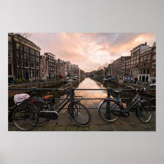 Fahrräder bei Sonnenuntergang in Amsterdam Poster (Vorne)