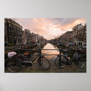 Fahrräder bei Sonnenuntergang in Amsterdam Poster