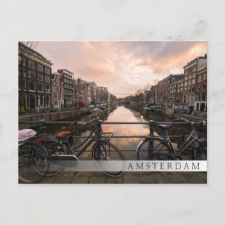 Fahrräder bei Sonnenuntergang in Amsterdam Postkarte
