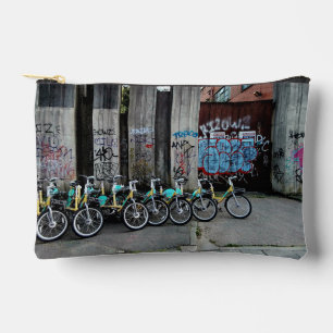 Fahrräder , vor der Graffiti-Wand Zubehörtasche