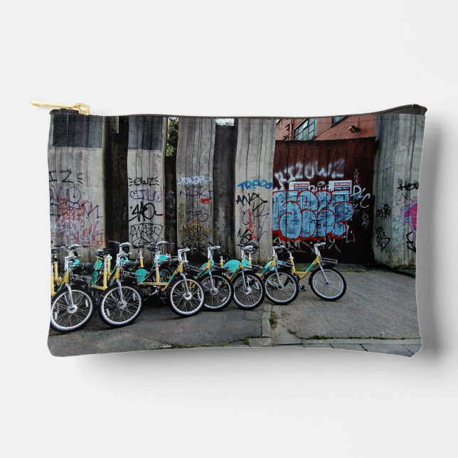 Fahrräder , vor der Graffiti-Wand Zubehörtasche (Vorderseite)