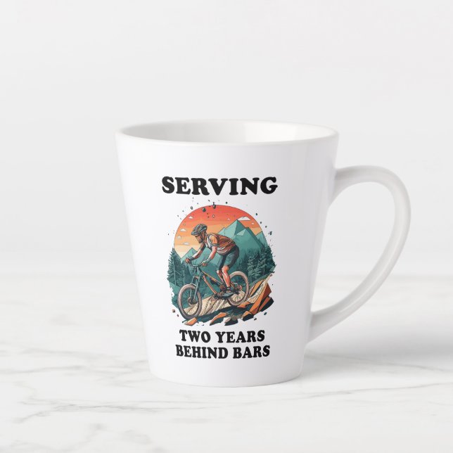 Fahrradfahrer, die zwei Jahre hinter Bars fahren Milchtasse (Rechts)