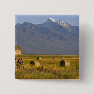 Fahrradfahrer fahren auf der Landstraße nach Button