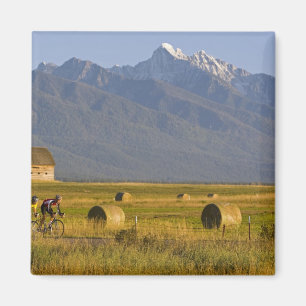 Fahrradfahrer fahren auf der Landstraße nach Magnet