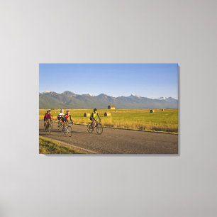 Fahrradfahrer fahren auf einer Landstraße Leinwanddruck