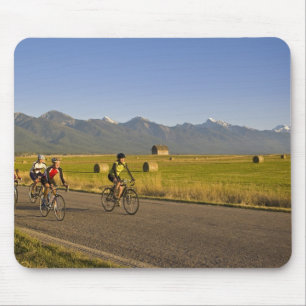 Fahrradfahrer fahren auf einer Landstraße Mousepad