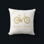 Fahrradfahrer Hochzeitsgeschenk Kissen<br><div class="desc">Ein Retro-Strandkreuzfahrrad in Gold,  mit personalisierten Hochzeitsnamen und Datum. Schriftart können bearbeitet werden,  und die Hintergrundfarben auf der Vorder- und Rückseite können individuell geändert werden,  indem Sie auf 'Weiter' klicken und den Farbwähler im Hintergrund verwenden.</div>