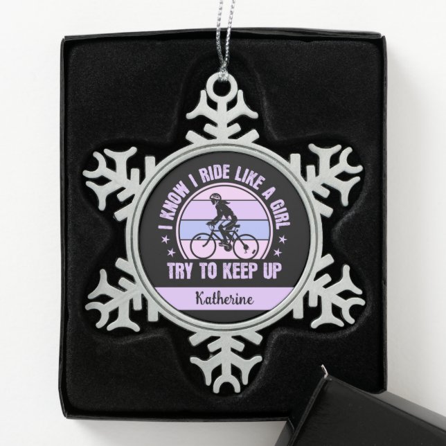 Fahrradmädchen Behalt nach oben Schneeflocken Zinn-Ornament (Box)