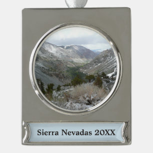 Fahrt durch die schneebedeckten Berge der Sierra N Banner-Ornament Silber