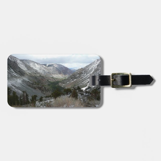 Fahrt durch die schneebedeckten Berge der Sierra N Gepäckanhänger (Vorderseite horizontal)