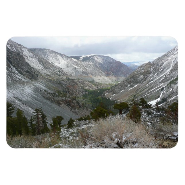 Fahrt durch die schneebedeckten Berge der Sierra N Magnet (Horizontal)