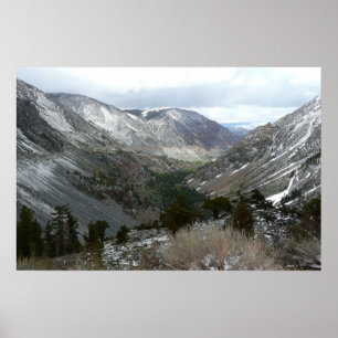 Fahrt durch die schneebedeckten Berge der Sierra N Poster
