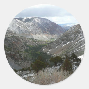 Fahrt durch die schneebedeckten Berge der Sierra N Runder Aufkleber