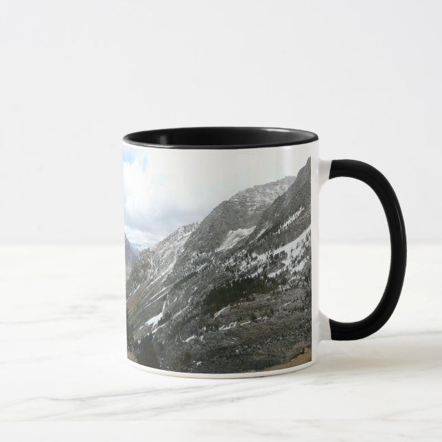 Fahrt durch die schneebedeckten Berge der Sierra N Tasse (Rechts)