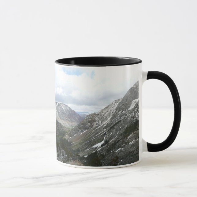Fahrt durch die schneebedeckten Berge der Sierra N Tasse (Rechts)