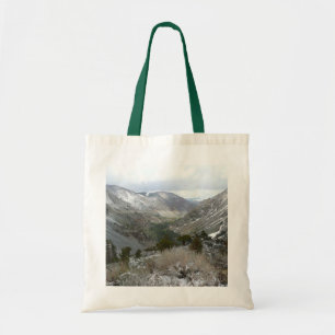 Fahrt durch die schneebedeckten Berge der Sierra N Tragetasche