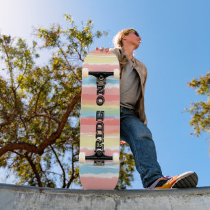 Fahrt mit blaurosa gelben Wasserfarben Streifen Skateboard