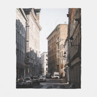 FAHRZEUGE, DIE AUF DER STRASSE ZWISCHEN GEBÄUDE PA FLEECEDECKE