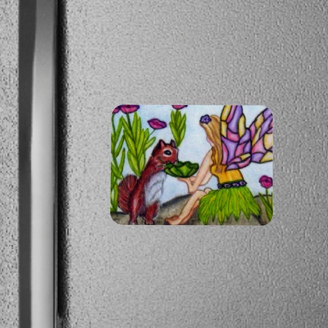 Fairy-Blätter Eichhörnchen Gestrickte Glasscherben Magnet (Fairy stained glass wings sharing drink with squirrel flowers on rectangular magnet.)