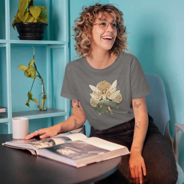 Fairy fliegt am Himmel T-Shirt (Von Creator hochgeladen)