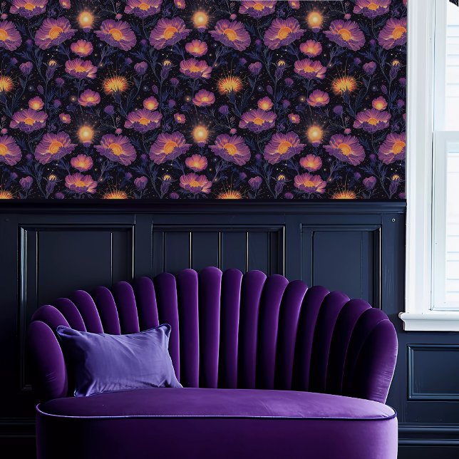 Fairycore Ätherische glühende Lila und gelbe Blüte Tapete (Fairycore Ethereal Glowing Purple & Yellow Floral Wallpaper above a purple scalloped sofa.)