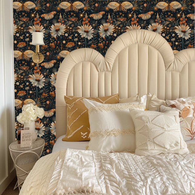 Fairycore-Motten und -Wildblumen Tapete (Fairycore Moths and Wildflowers Floral Wallpaper behind a cream colored headboard.)