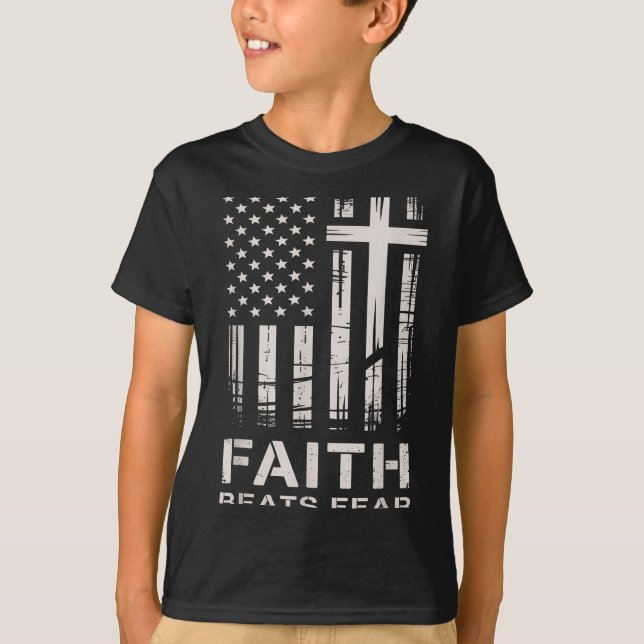 Faith Beats Fear American Flag Christian Cross  T-Shirt (Vorderseite)