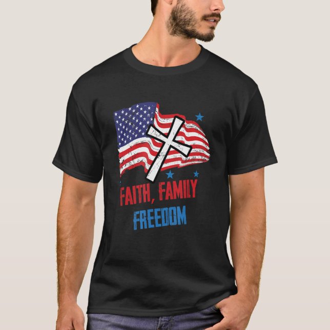 Faith Family Freedom Christian Cross USA Flag T-Shirt (Vorderseite)