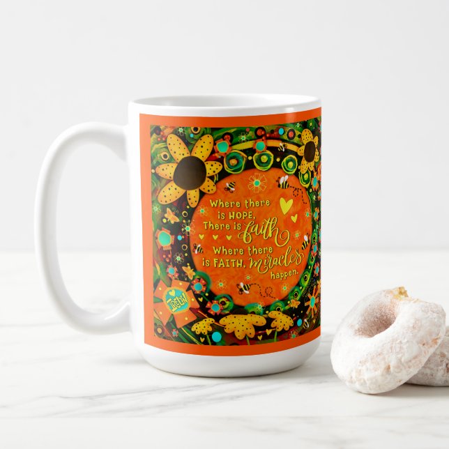 Faith Miracles Zitat Blumenbumblebeeren Irland Kaffeetasse (Mit Donut)