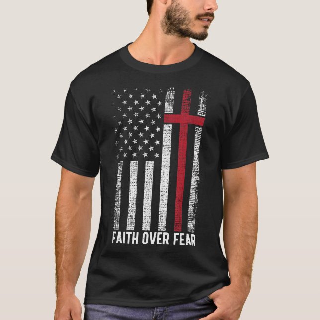 Faith Over Fear American USA Flag Christian Cross  T-Shirt (Vorderseite)