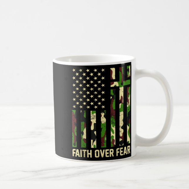 Faith Over Fear Christian Americn Flag Camouflage  Kaffeetasse (Rechts)