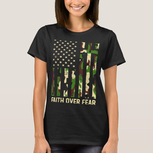 Faith Over Fear Christian Americn Flag Camouflage  T-Shirt (Vorderseite)