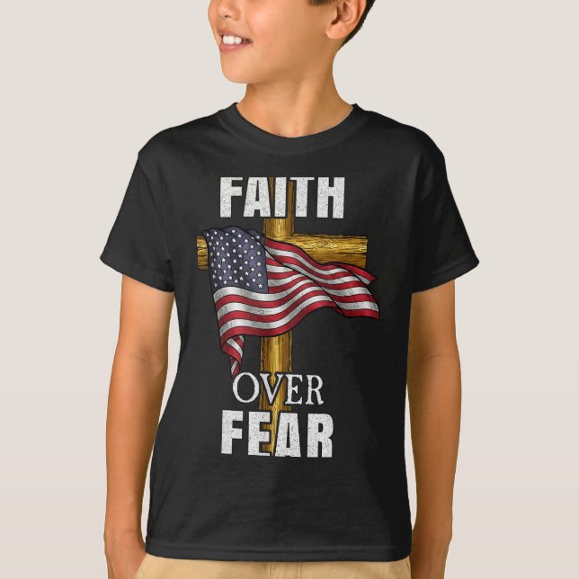 Faith Over Fear Christian Cross American Flag Tee  (Vorderseite)