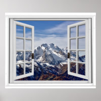 Fake-Fenster mit schneebedeckten Bergspitzen