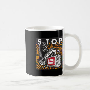 Fake News stoppen - Naher Fernsehaufkleber Kaffeetasse