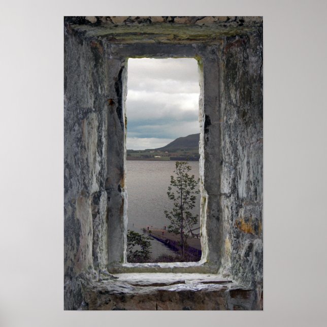 Fake Stone Fenster mit Blick auf Loch Poster (Vorne)