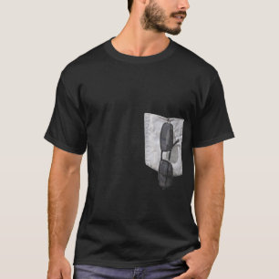 Fake-Tasche mit Sonnenbrillen draußen T-Shirt