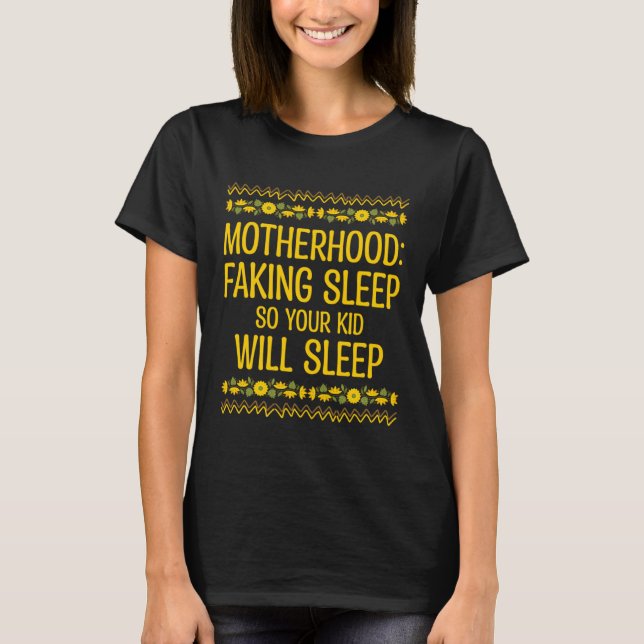 Faking Sleep so Kid Will Sleep Mom Pun Mother Joke T-Shirt (Vorderseite)