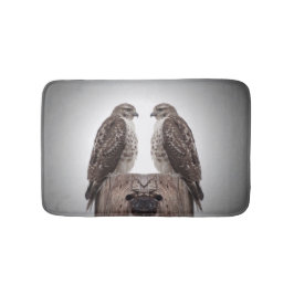 Falken auf einem Posten Badematte