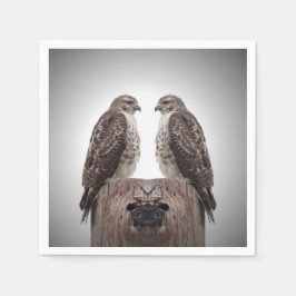 Falken auf einem Posten Serviette