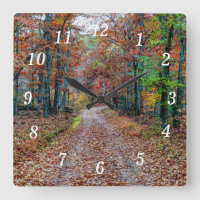 Fall auf der dicken Straßenmauer neue Uhr