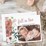 Fall Baby Foto Herbst Blume Geburt Ankündigungspostkarte<br><div class="desc">Herbst Geburtshaus Ankündigung Postkarte, die Sie personalisieren können mit Ihrem Baby Foto und Nachricht. Der Fall in der Liebe wird in lässigen handgeschriebenen Schriften geschrieben und das Design hat eine geschlechtsneutrale Erdenfarbengeschichte für einen kleinen Jungen oder ein kleines Mädchen. Der Herbstbouquet mit Anemon, Mohn und Wildblume in den Farbtönen der...</div>