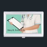 Fall der medizinischen Visitenkarte Visitenkarten Etui<br><div class="desc">Hüllen zum Thema Visitenkarte zum medizinischen Thema,  einschließlich des grafischen Bildes eines registrierten Krankenschwesters mit Zwischenablage. Für Ärzte,  Krankenschwestern,  Krankenpfleger oder berufliche Gesundheitsberufe konzipiert,  um Ihre Visitenkarten aufzubewahren und stilvoll zu schützen.</div>