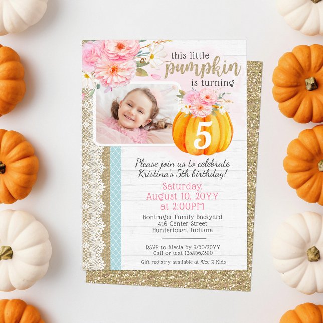 Fall Floral Pumpkin Girl's Custom Birthday Foto Einladung (Von Creator hochgeladen)