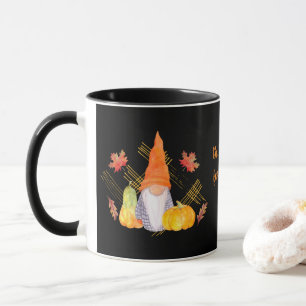 Fall Gnome Erntedank Tasse mit schwarzem Hintergru