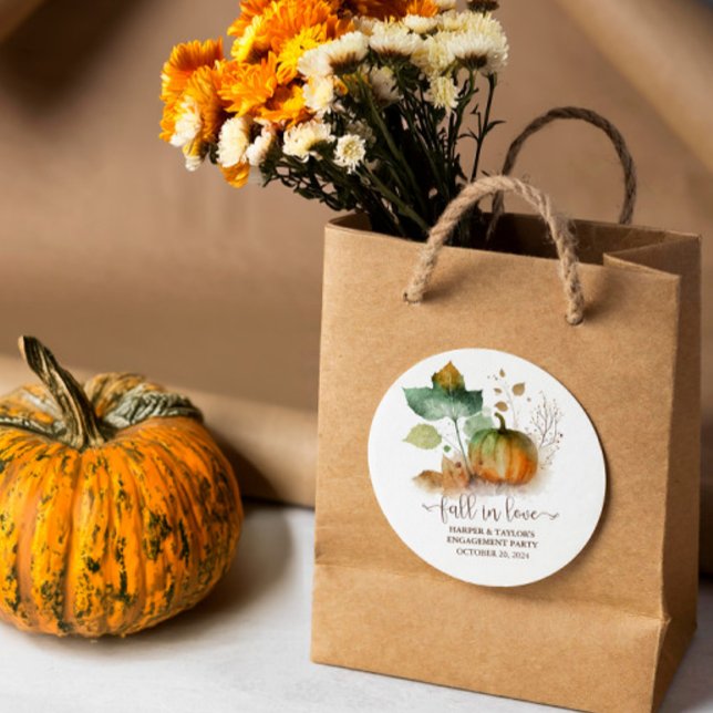 Fall in der Liebe Rustikaler Eleganter Kürbis Runder Aufkleber (Chic elegance with nature's chill vibes.)