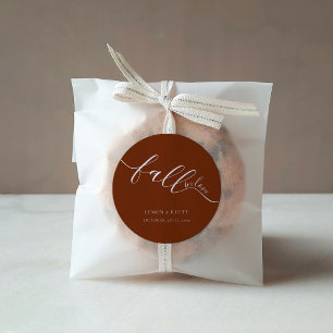 Fall in Liebe Terracotta Script Gastgeschenk Hochz Runder Aufkleber