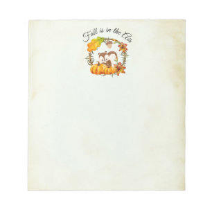 Fall ist in der Lufttypografie mit Eichhörnchen Notizblock