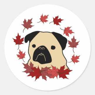 Fall-Mops mit Tossed-Leaf-Kranz Runder Aufkleber