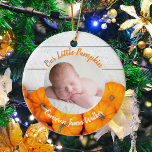 Fall Neugeborenes Foto Baby Pumpkin Doppelseitiges Keramik Ornament<br><div class="desc">Dieses wunderschöne,  moderne Foto-Ornament aus Erntedank zeigt ein Foto von Ihrem neuen,  süßen Baby unter den Worten Unser kleiner Kürbis in Orange. Dieses hübsche Herbstfoto mit trendigem Weißholz hinter dem Pflaster ist ein elegantes Baby-Keepsegment für ein Halloween- oder Erntedank-Geburtstag.</div>